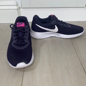 Nike size 8 women’s purple sneakers